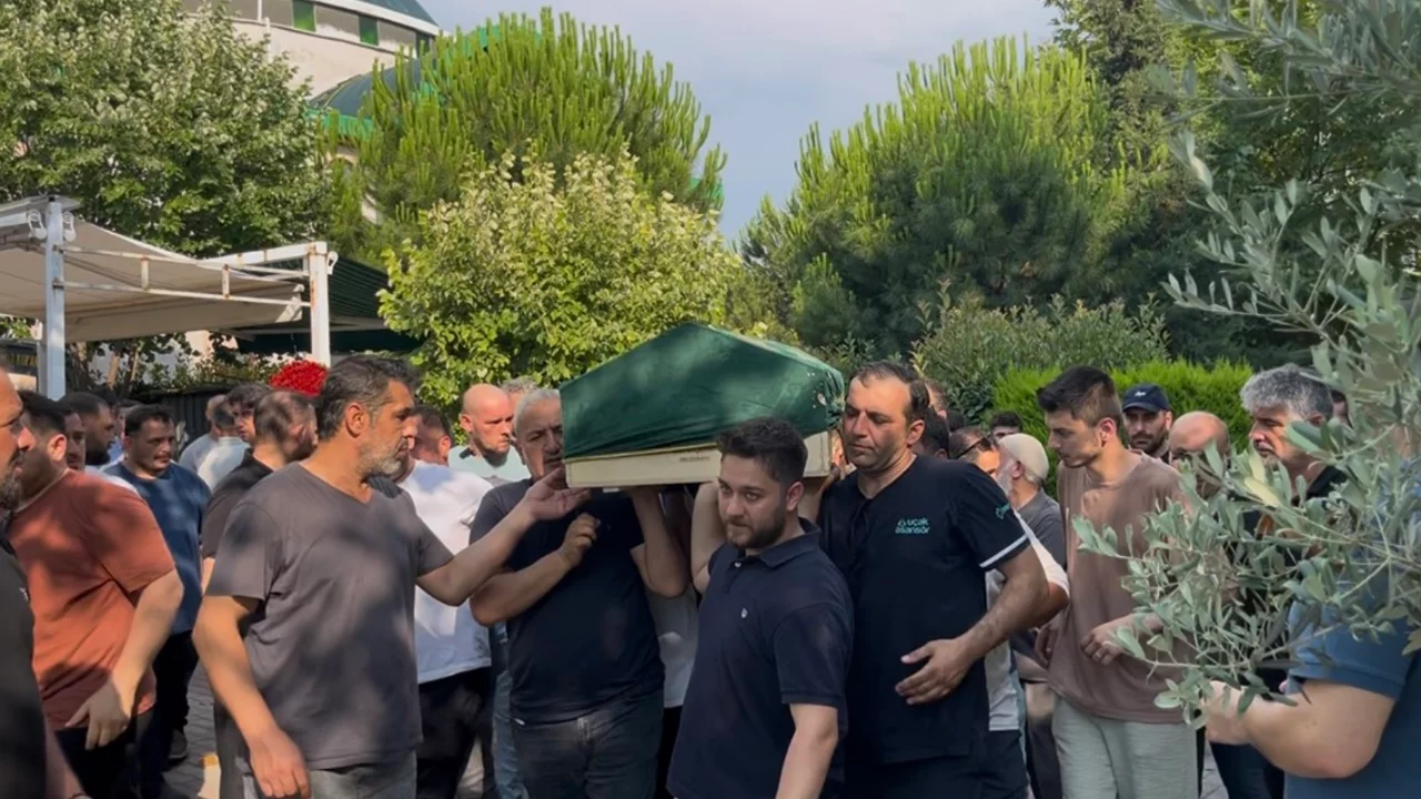 Bursa'yı yasa boğan &ouml;l&uuml;m! Yaralıyı kurtarmak isterken can vermişti, son yolculuğuna uğurlandı...