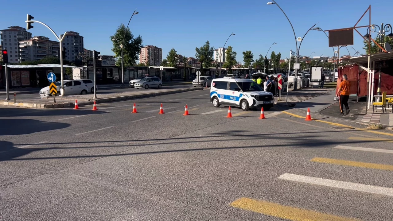 Malatya'da otomobilin &ccedil;arptığı kadın kurtarılamadı