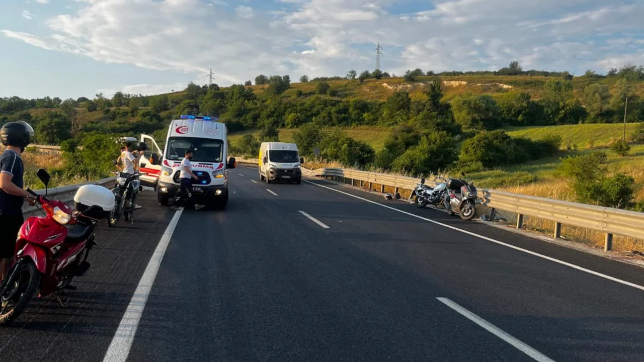 Bursa'da aynı noktada benzer bir kaza daha! Bariyerlere &ccedil;arpan motosiklet s&uuml;r&uuml;c&uuml;s&uuml; yaralandı...