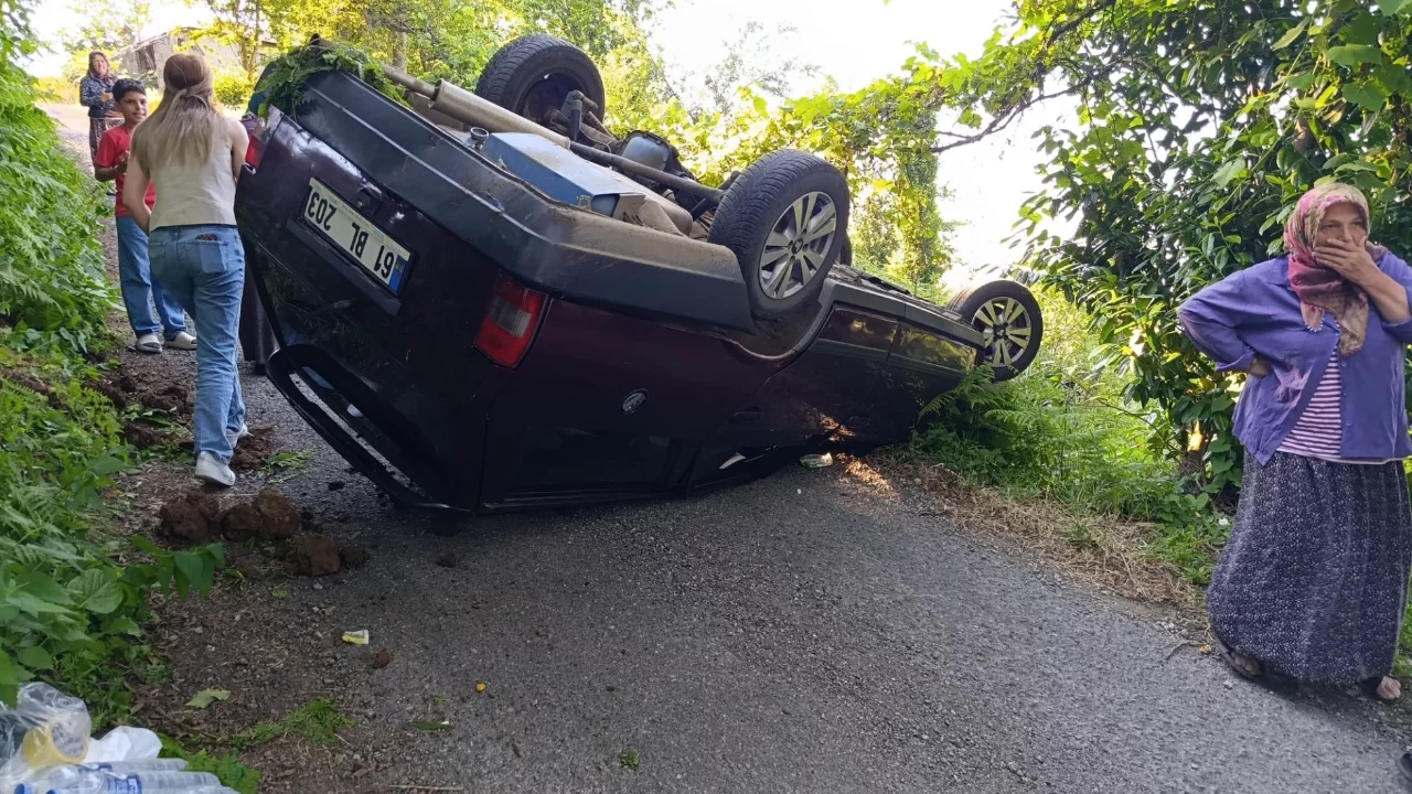 Rampada geri kayan ara&ccedil; takla attı! 4 kişi yaralandı...