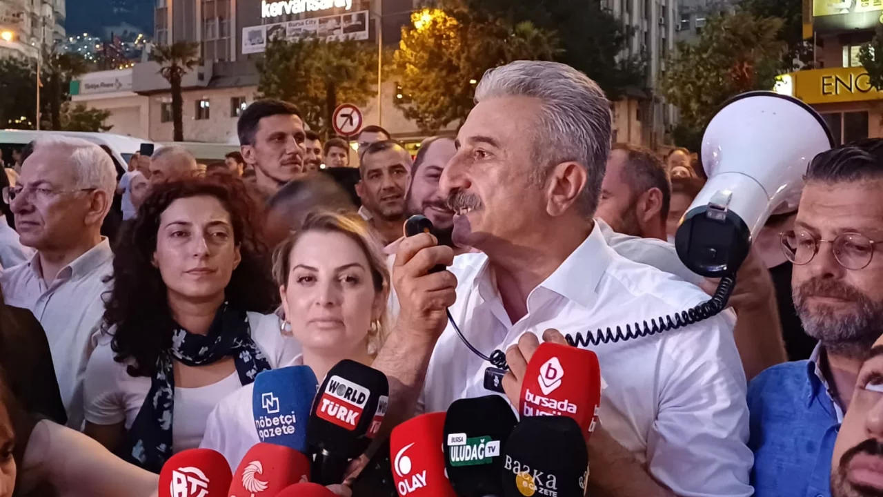 Bursa CHP'de g&ouml;revden alınan Yeşiltaş yeni binada
