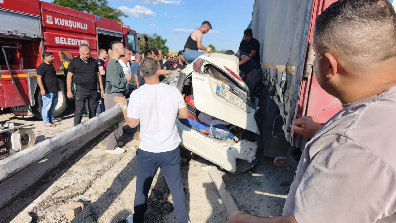 Lastiği patlayan tır, otomobille &ccedil;arpıştı! Yaralılar var