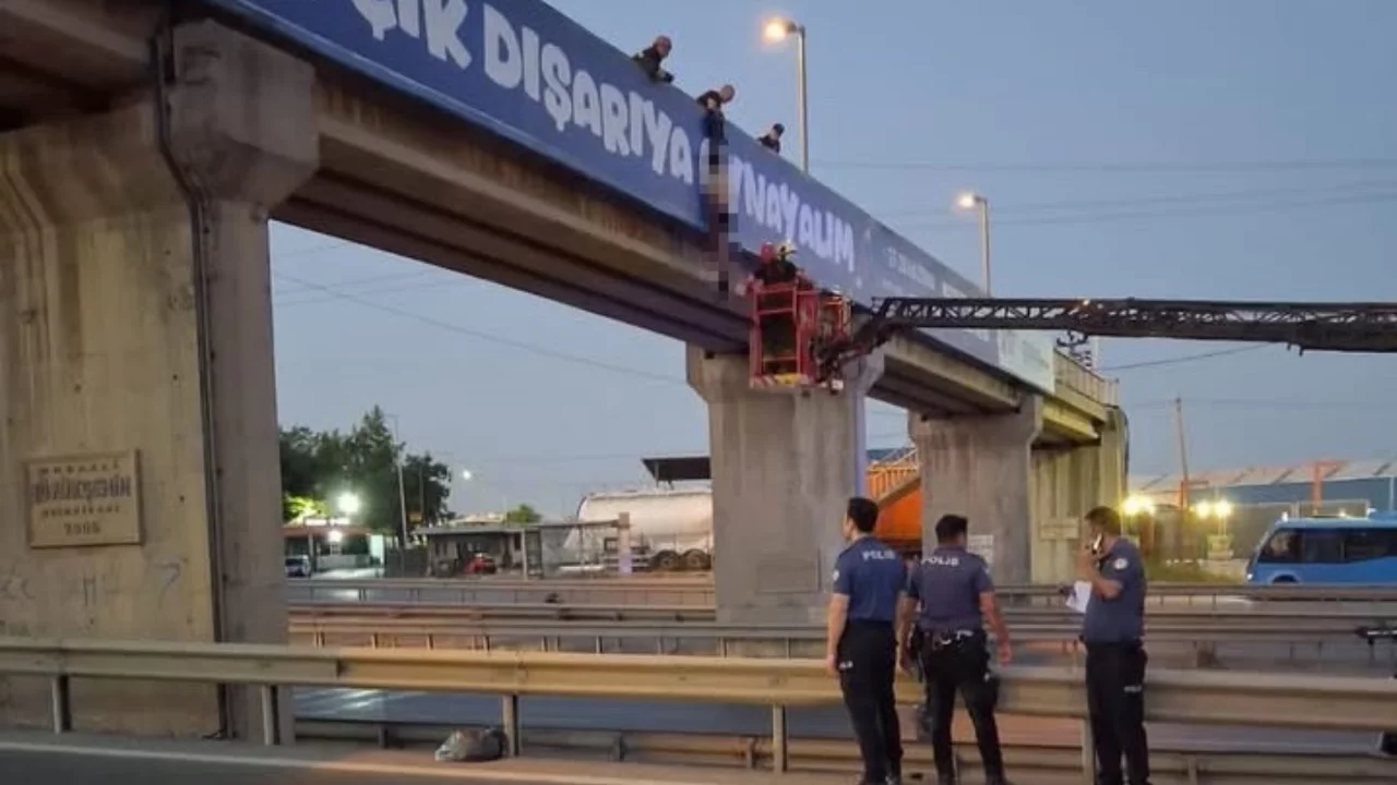 Tüyler ürperten olay! Yarı çıplak halde üst geçitte asılı cansız bedeni bulundu...