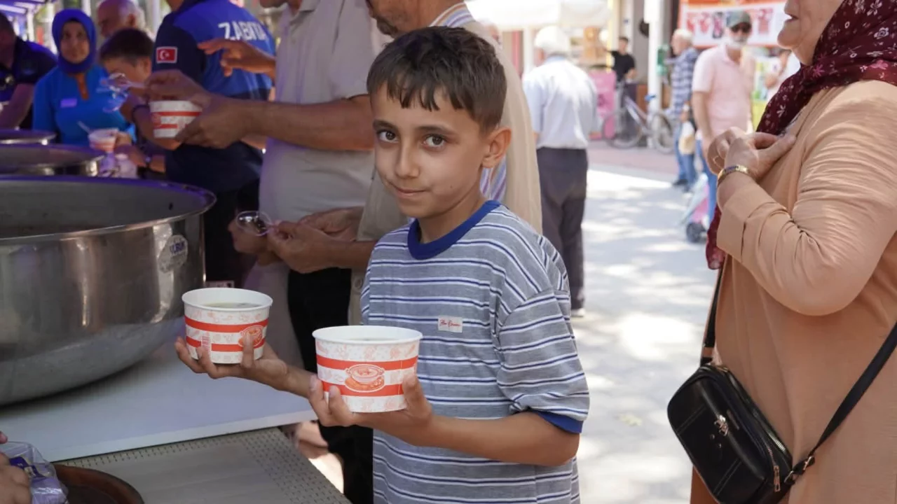İznik'te 5 bin kişilik aşure ikramı