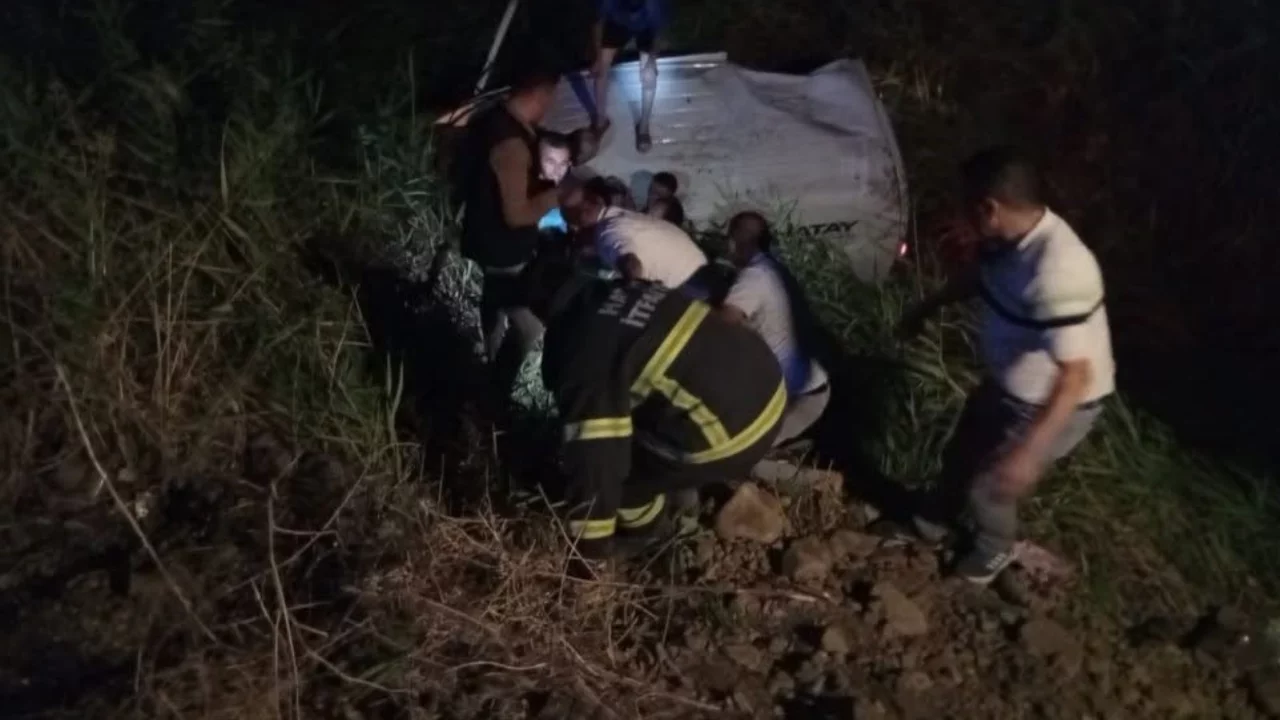 Hatay'da şarampole u&ccedil;an kamyonette can pazarı!