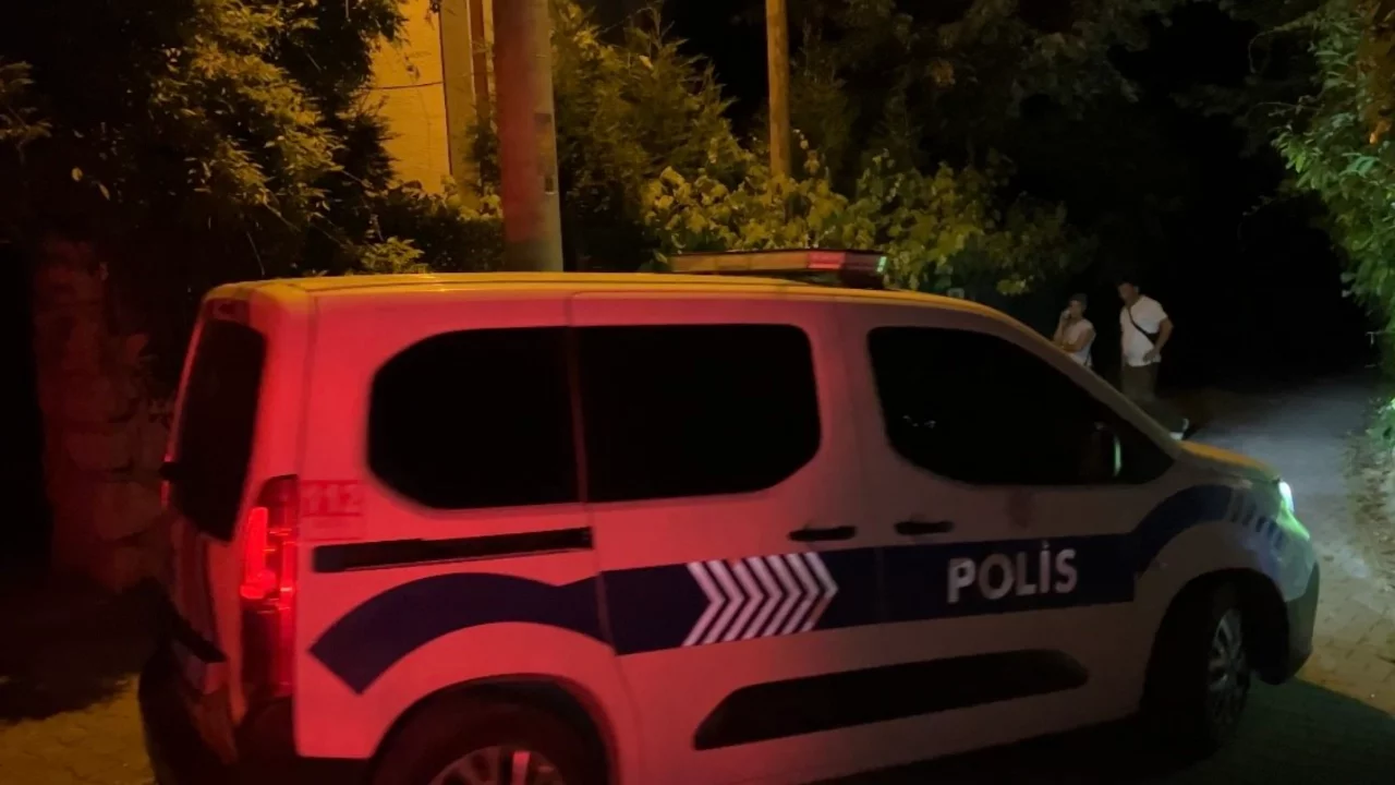 Misafir olarak gittiği evi terk etmedi! Eski manken polis nezaretinde tahliye edildi...