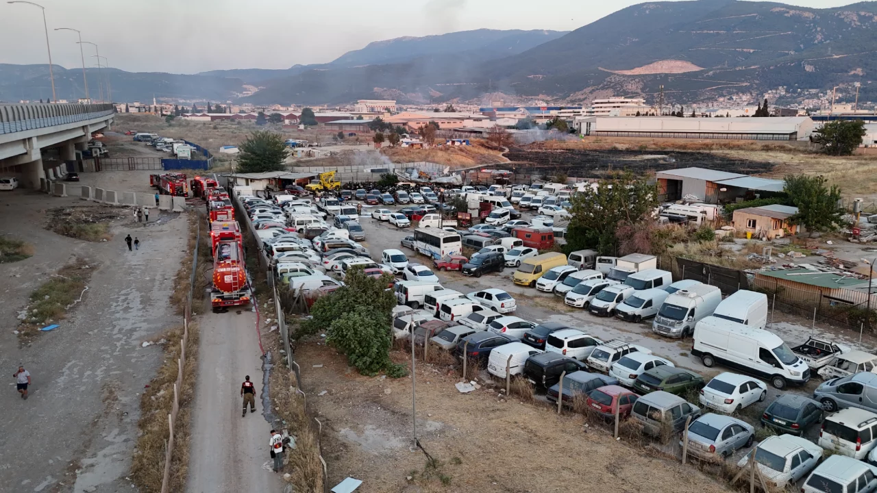 İzmir'de yediemin otoparkında yangın &ccedil;ıktı! &Ccedil;ok sayıda ara&ccedil; zarar g&ouml;rd&uuml;...
