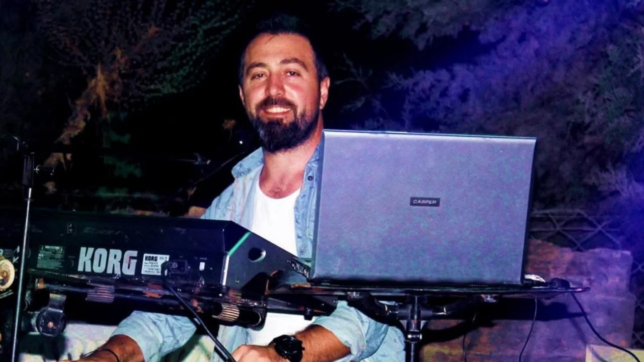 &Ccedil;anakkale'de m&uuml;zisyen trafik kazasında hayatını kaybetti