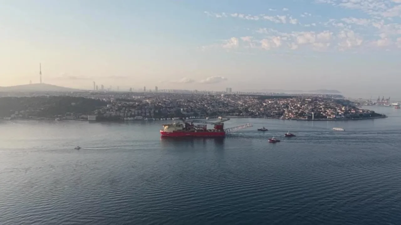 Boyu 215 metre! Boğaz hattı çift yönlü trafiğe kapatıldı 