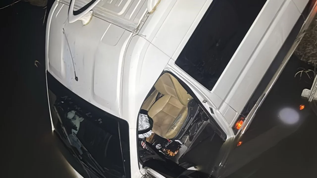 Kontrolden &ccedil;ıkan yolcu minib&uuml;s&uuml; dereye u&ccedil;tu
