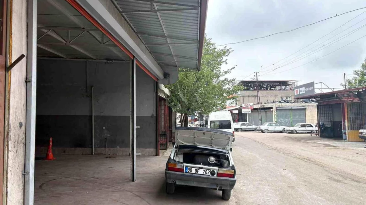 El freni &ccedil;ekilmeyen trakt&ouml;r metrelerce ilerledi, yoldan ge&ccedil;en s&uuml;r&uuml;c&uuml; durdurdu