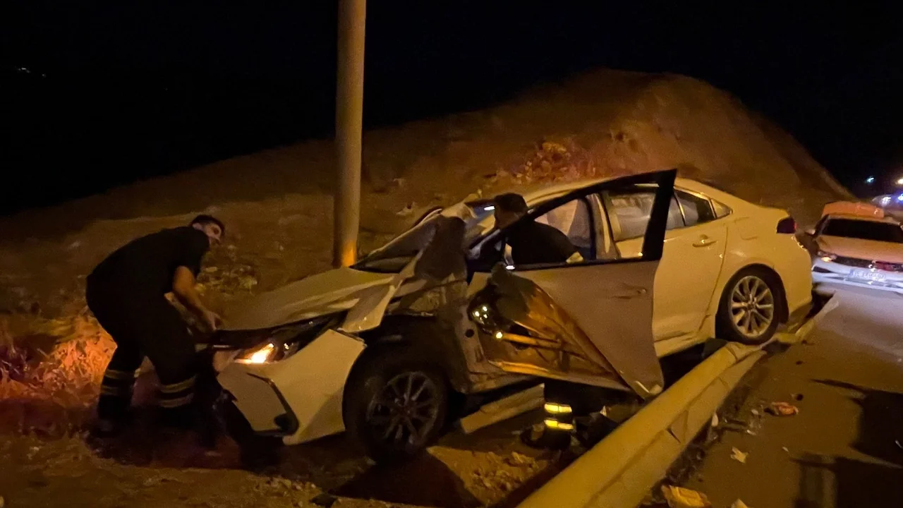 Bariyerlere çarpan otomobil alev aldı, sürücü son anda kurtarıldı