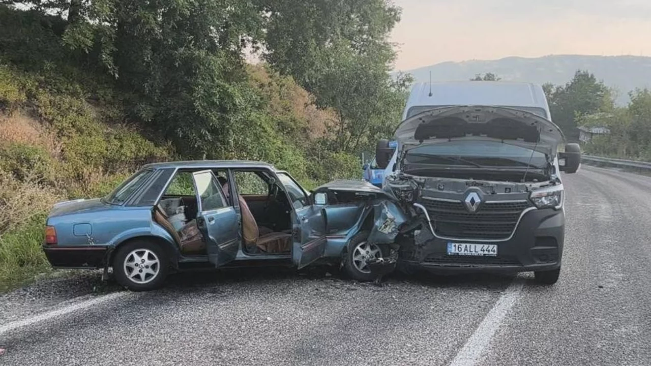 Bursa'da korkutan kaza! Minib&uuml;s ile otomobil &ccedil;arpıştı...