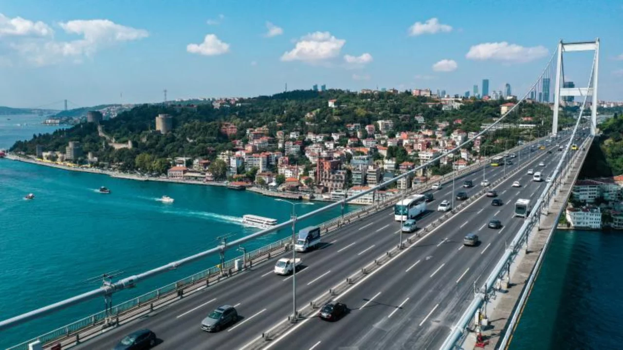 İstanbul'un simgesi 38 yaşında! Fatih Sultan Mehmet K&ouml;pr&uuml;s&uuml;'nden ge&ccedil;en ara&ccedil; sayısı şaşırttı