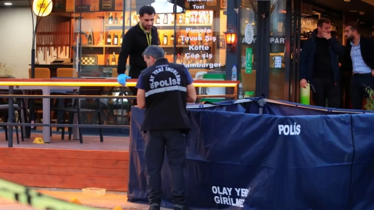 Kafeteryadaki kanlı hesaplaşma davasında karar! &Ouml;ld&uuml;rd&uuml;ğ&uuml; kuzeni i&ccedil;in mahkemede ağladı