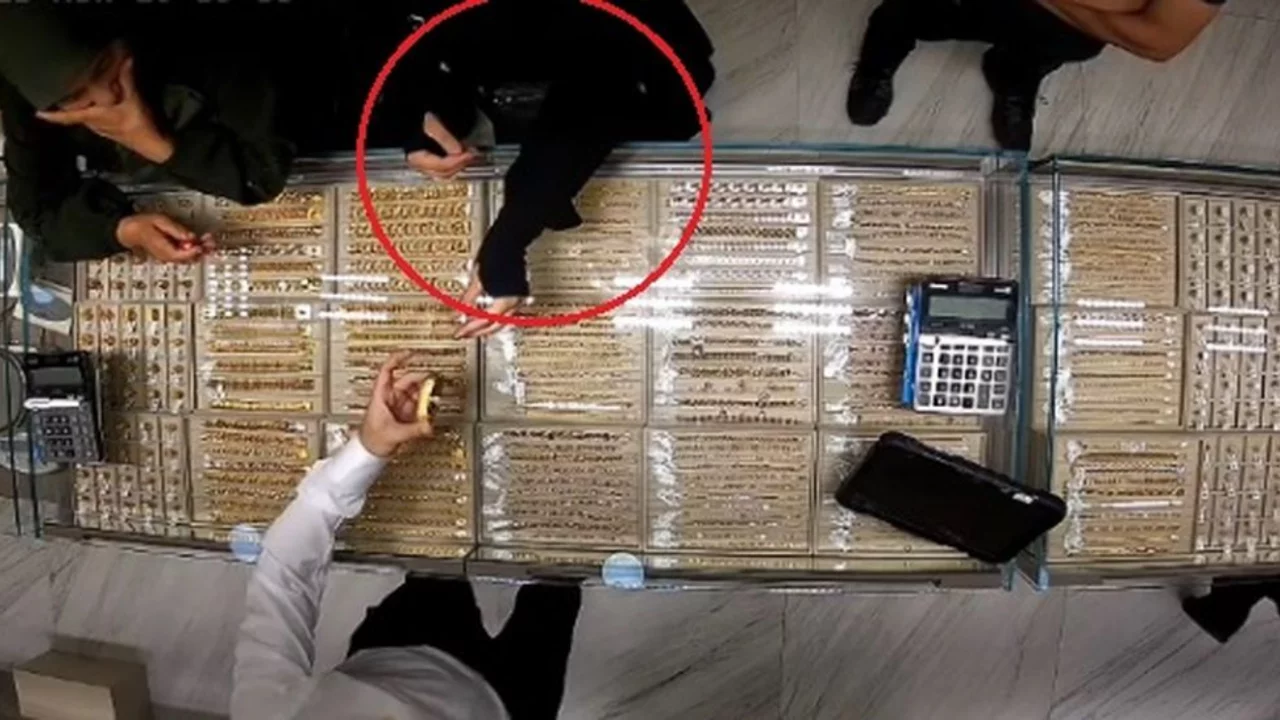 Altınlarla ka&ccedil;maya &ccedil;alışan gelin ve iş birlik&ccedil;isi yakalandı