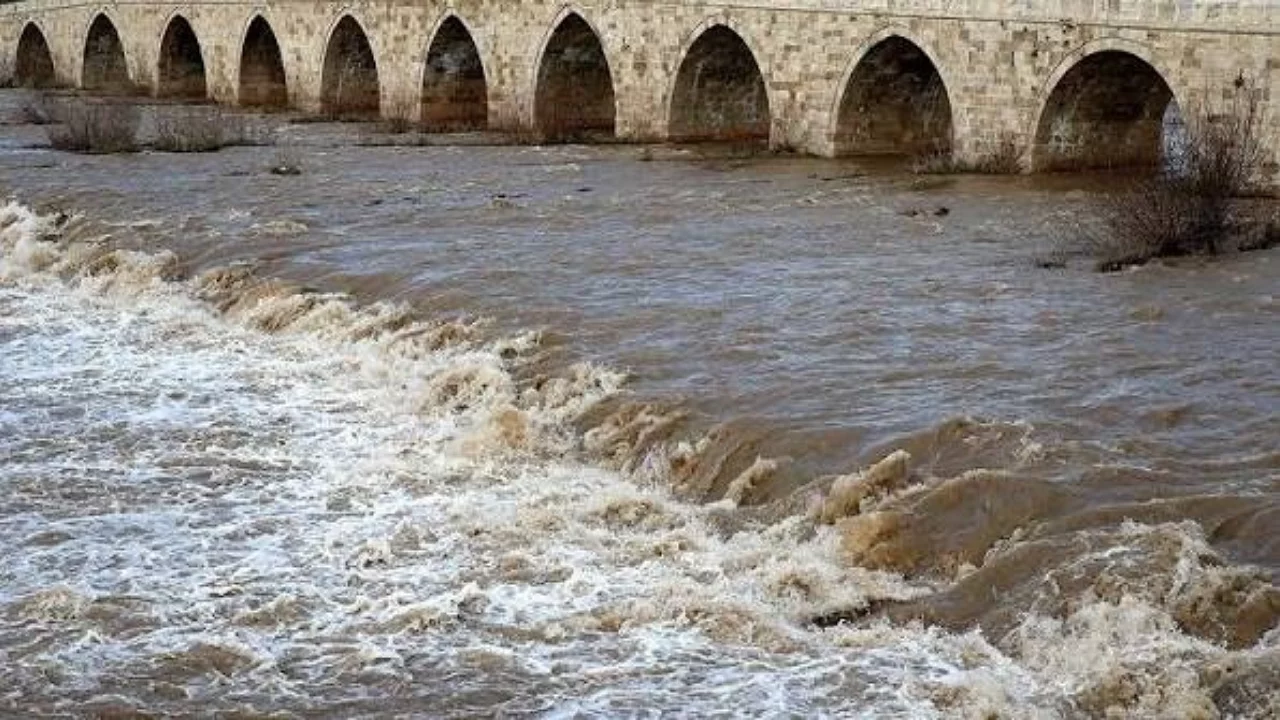 Akıntıya kapılan çocuklardan biri hayatını kaybetti, diğeri aranıyor
