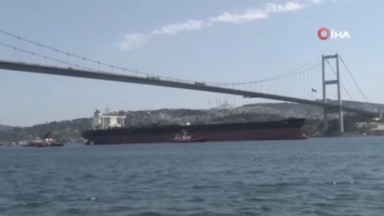 Dron saldırısına uğrayan tanker İstanbul Boğazı'ndan geçti