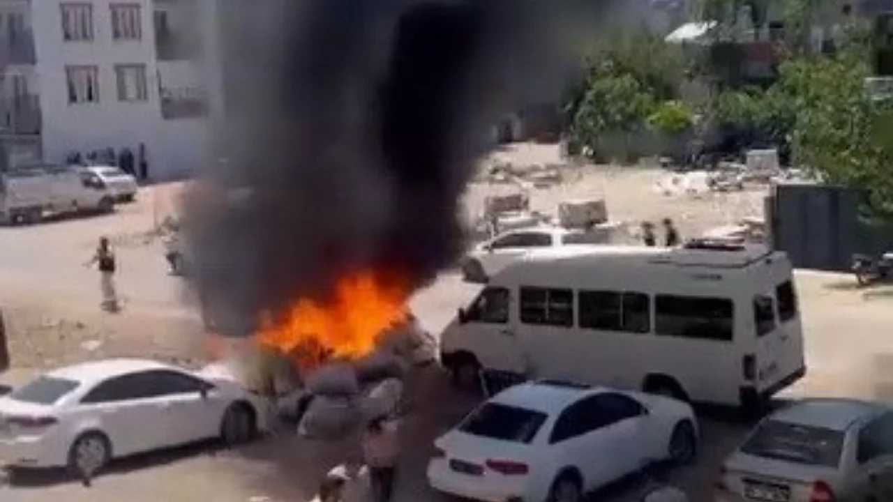 İş merkezi önünde korkutan yangın! Alevler park halindeki araçlara sıçradı