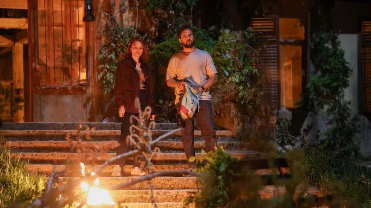 Aras Bulut İynemli'nin yeni Netflix dizisi merak uyandırdı! "Eve Giden Yol" setinden dikkat çeken görüntüler