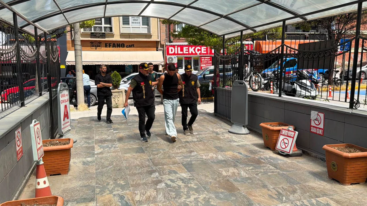 Trafikte kuryeyi vuran s&uuml;r&uuml;c&uuml; tutuklandı