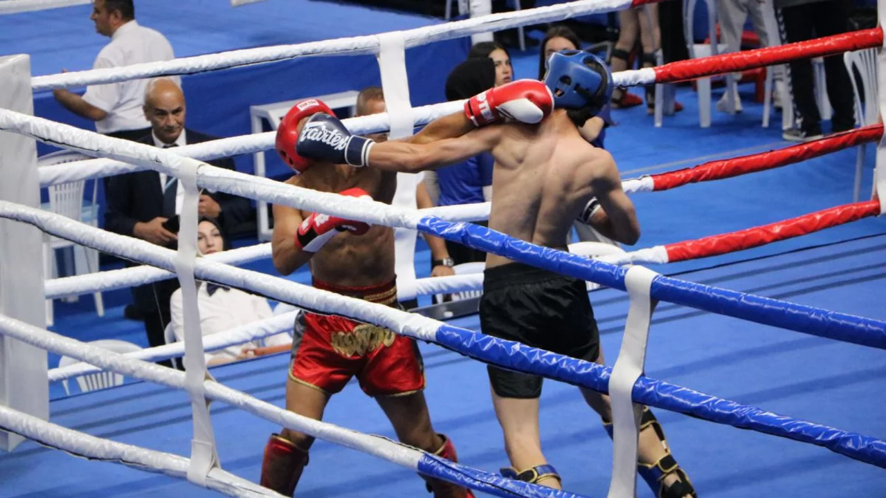 Milli Takım se&ccedil;melerinde kadın sporcu ringde fenalaştı