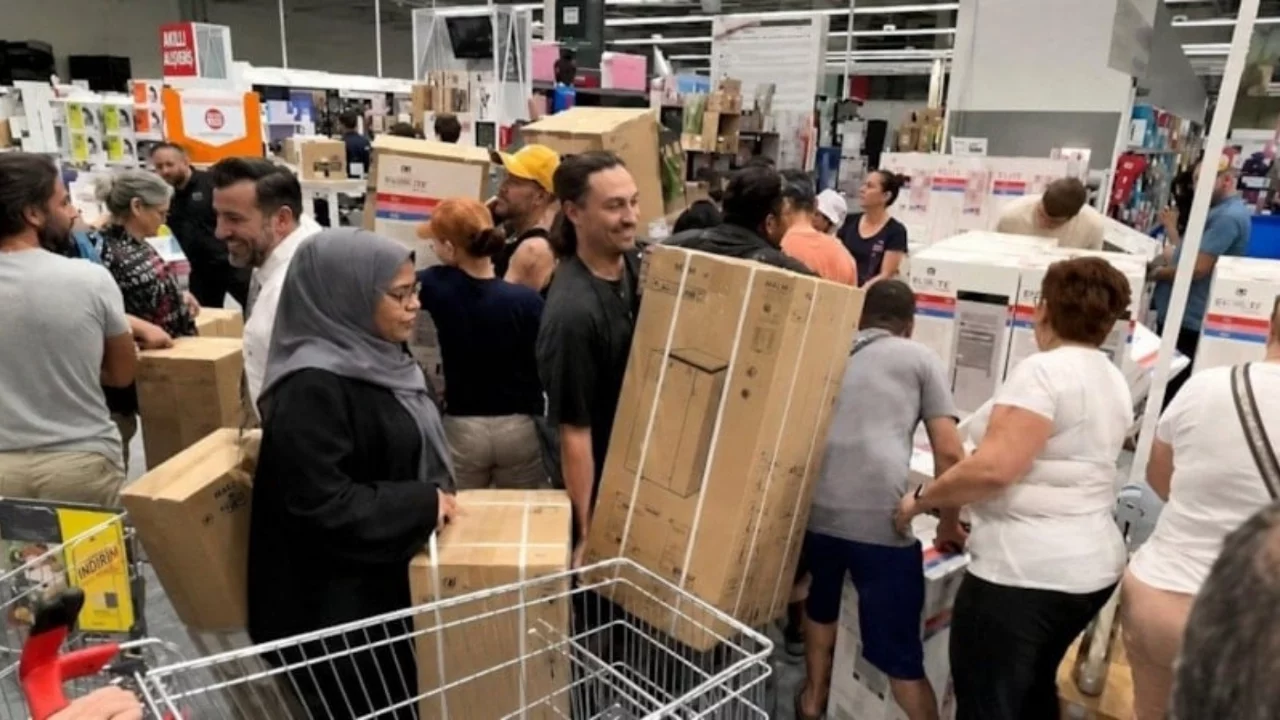 Fransa'da bir mağazada klima indirimi: Satın almak i&ccedil;in birbirlerine saldırdılar