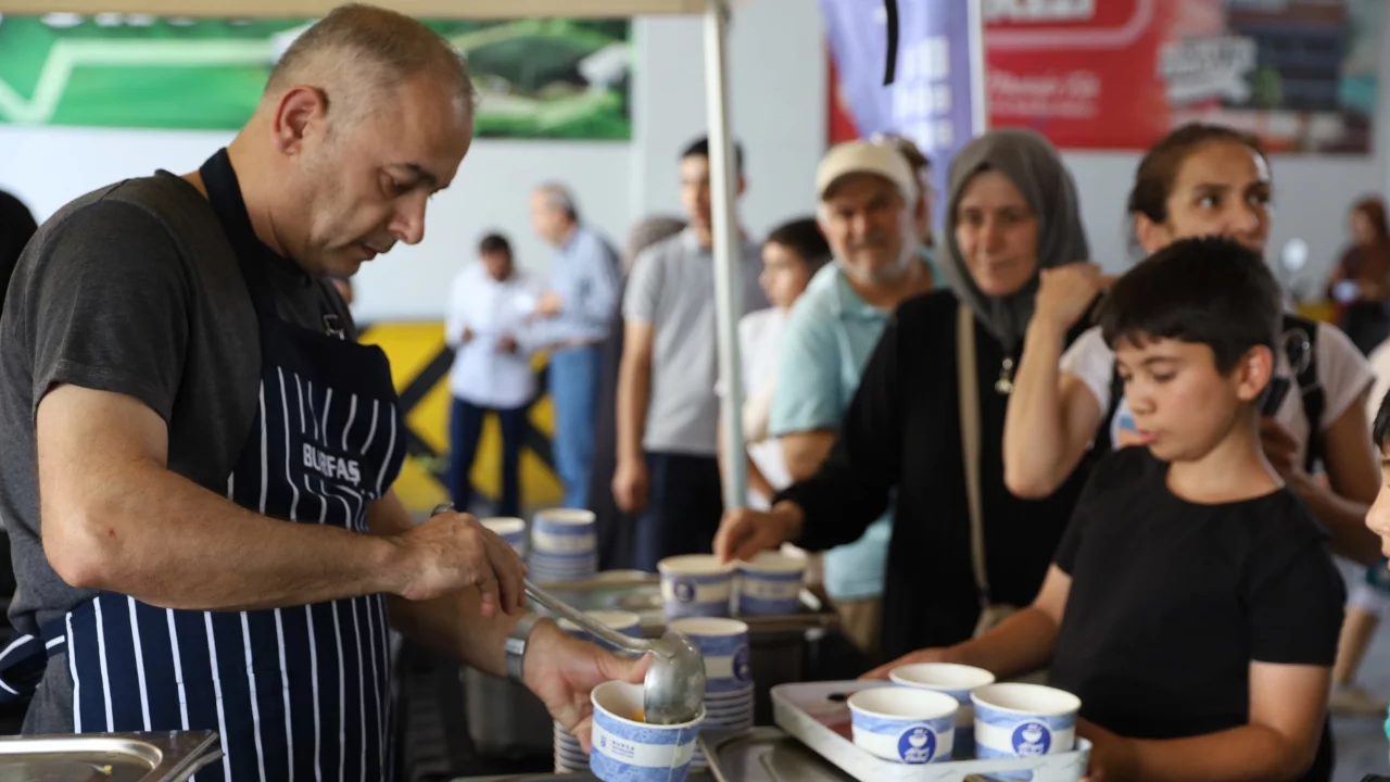 Bursa'da aşure bereketi s&uuml;r&uuml;yor! Bu kez durak G&uuml;rsu oldu