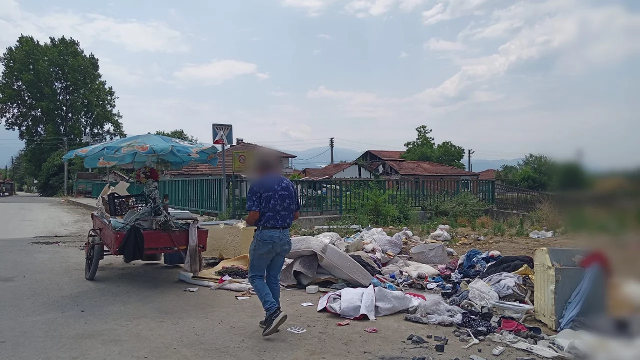 &Ccedil;evreyi kirleten şahsa, atıkları kendi elleriyle toplatıldı!