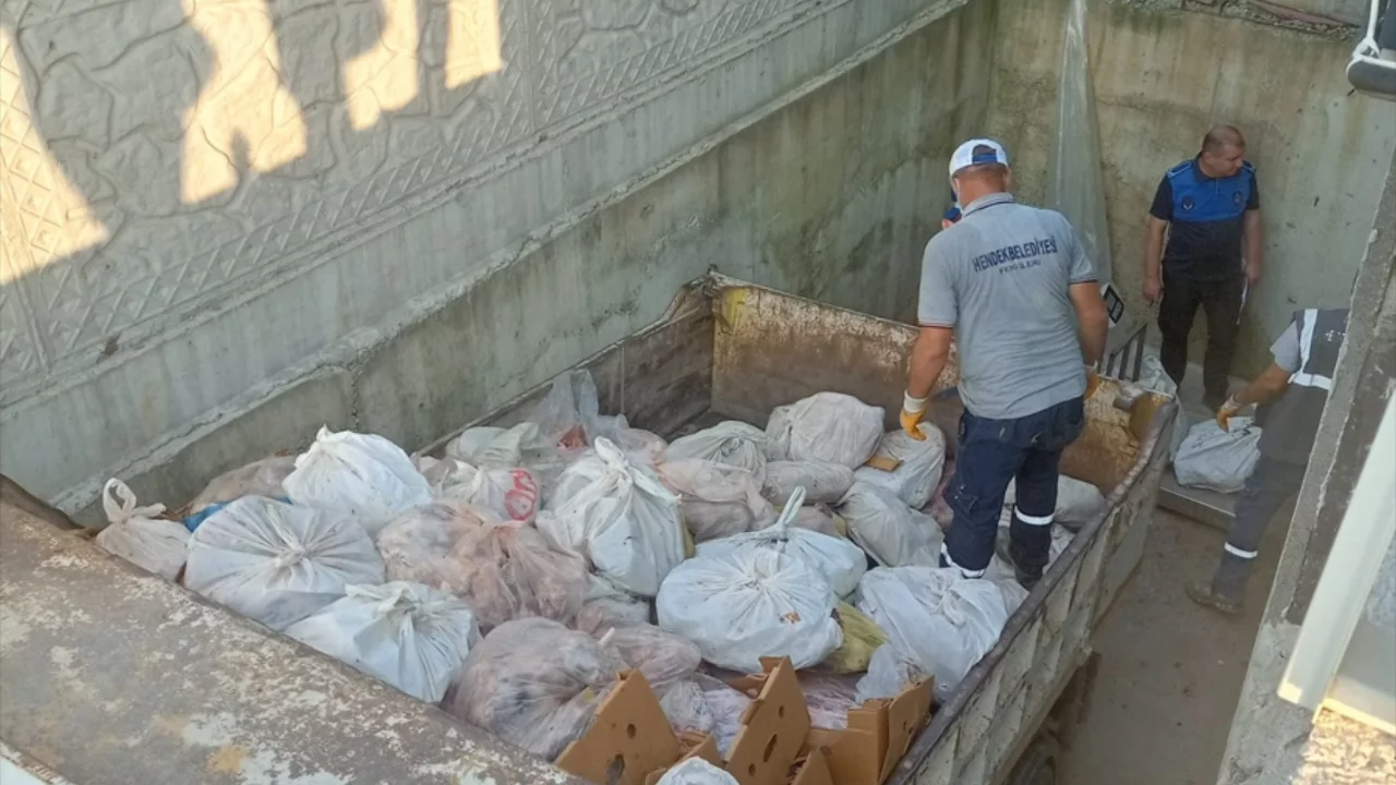 Sakarya'da tonlarca etiketsiz ürün imha edildi