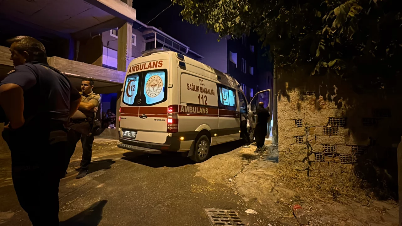Sevgilisiyle tartışıp kendini bıçaklamaya kalktı! Ekipler alarma geçti...