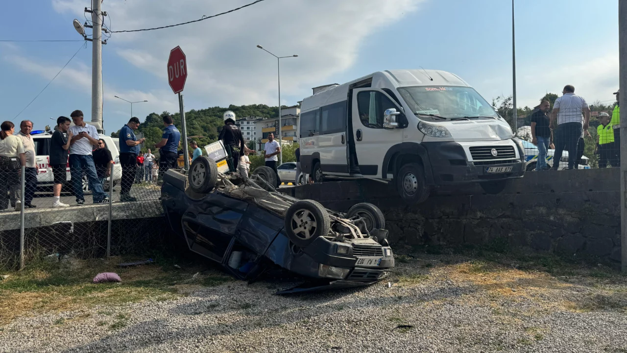 İş&ccedil;i servisiyle &ccedil;arpışan otomobil bah&ccedil;eye u&ccedil;tu: Yaralılar var...