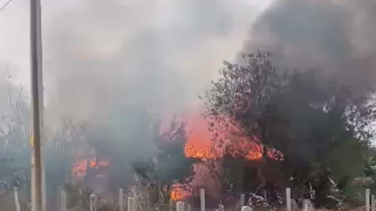 Tekirdağ'da çıkan yangında tek katlı ev küle döndü