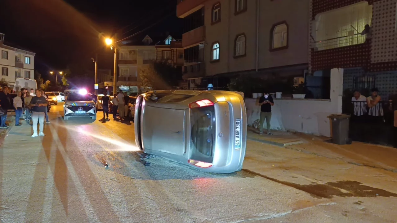 Bursa'da park halindeki araca çarpıp yan yattı! Olay yerinden kaçtı...