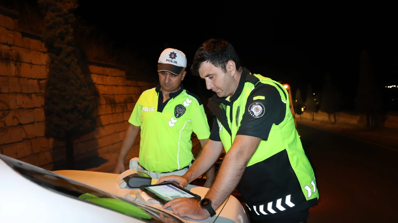 İki araca &ccedil;arpıp ka&ccedil;an s&uuml;r&uuml;c&uuml; polise ecel teri d&ouml;kt&uuml;rd&uuml;