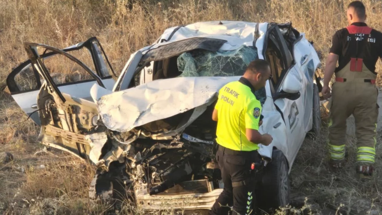 Otomobil tarlaya u&ccedil;tu: 1 &ouml;l&uuml;, 2 yaralı