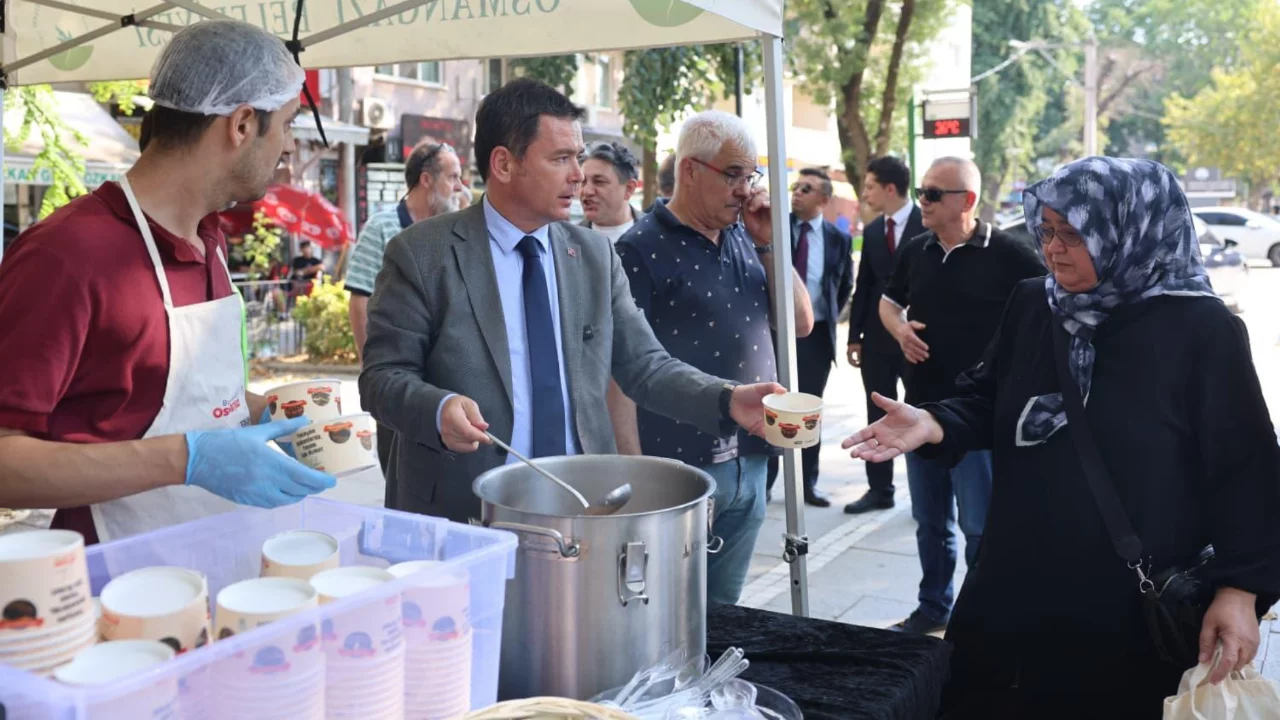 Osmangazi'de aşure bereketi! Başkan Aydın vatandaşlara kendi elleriyle ikram etti