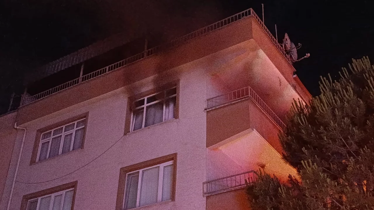 Bursa'da gece yarısı apartmanda yangın paniği!