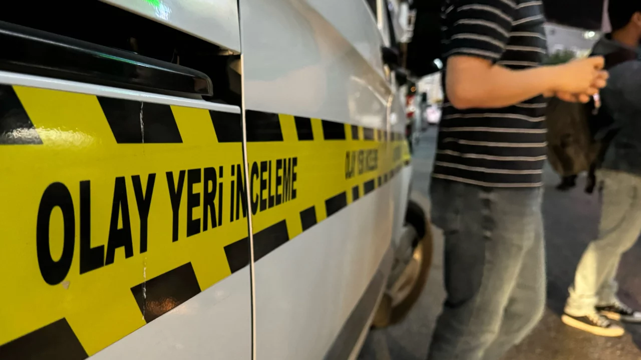 Evinin önünde oturuyordu... Çatıdan kopan beton parçası hayatına mal oldu
