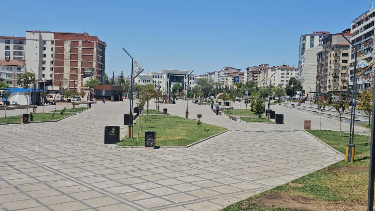 Kavurucu sıcaklar hayatı durma noktasına getirdi! Kentin en işlek caddeleri boş kaldı