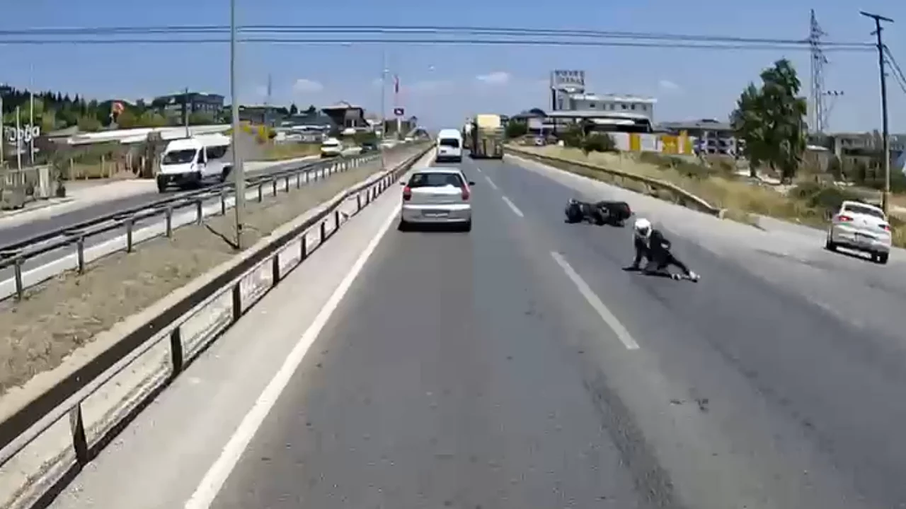 Bursa-Yalova yolunda y&uuml;rekler ağza geldi! Motosiklet s&uuml;r&uuml;c&uuml;s&uuml; saniyelerle kurtuldu