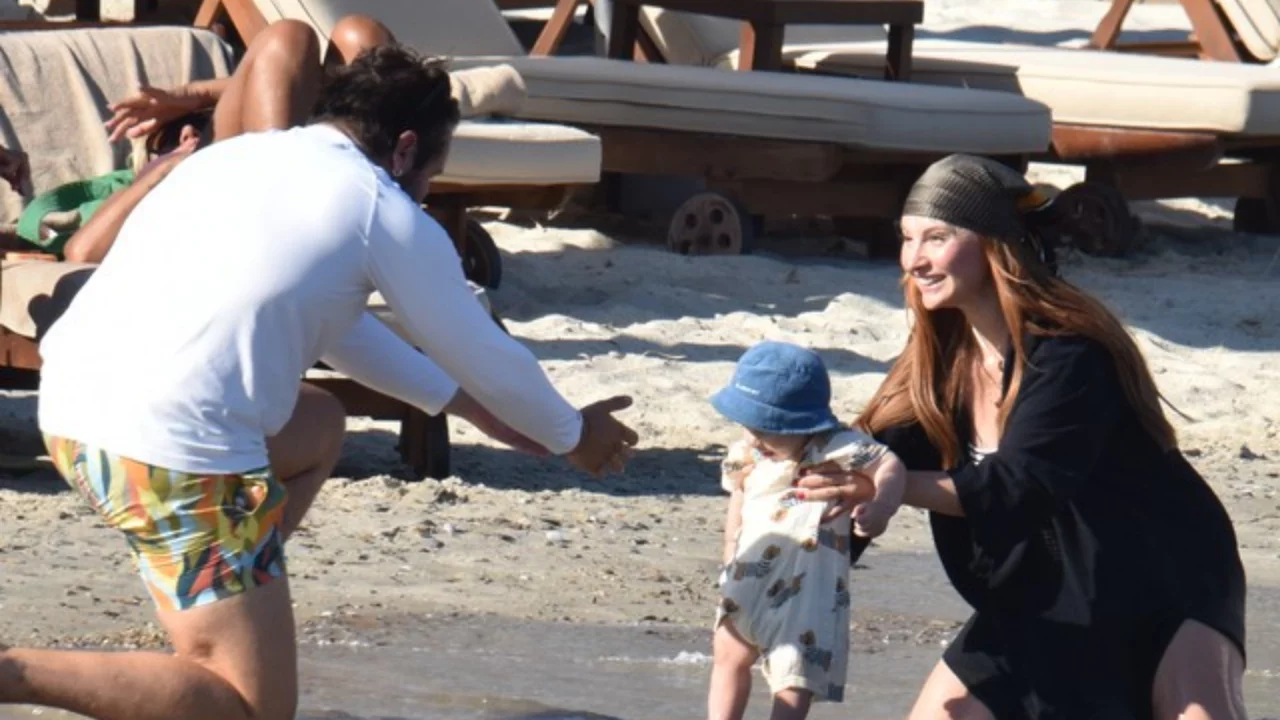 Başak G&uuml;m&uuml;lcinelioğlu ve &Ccedil;ağrı &Ccedil;ıtanak Bodrum'da aile tatilinde! oğulları Devin'le keyifli anlar
