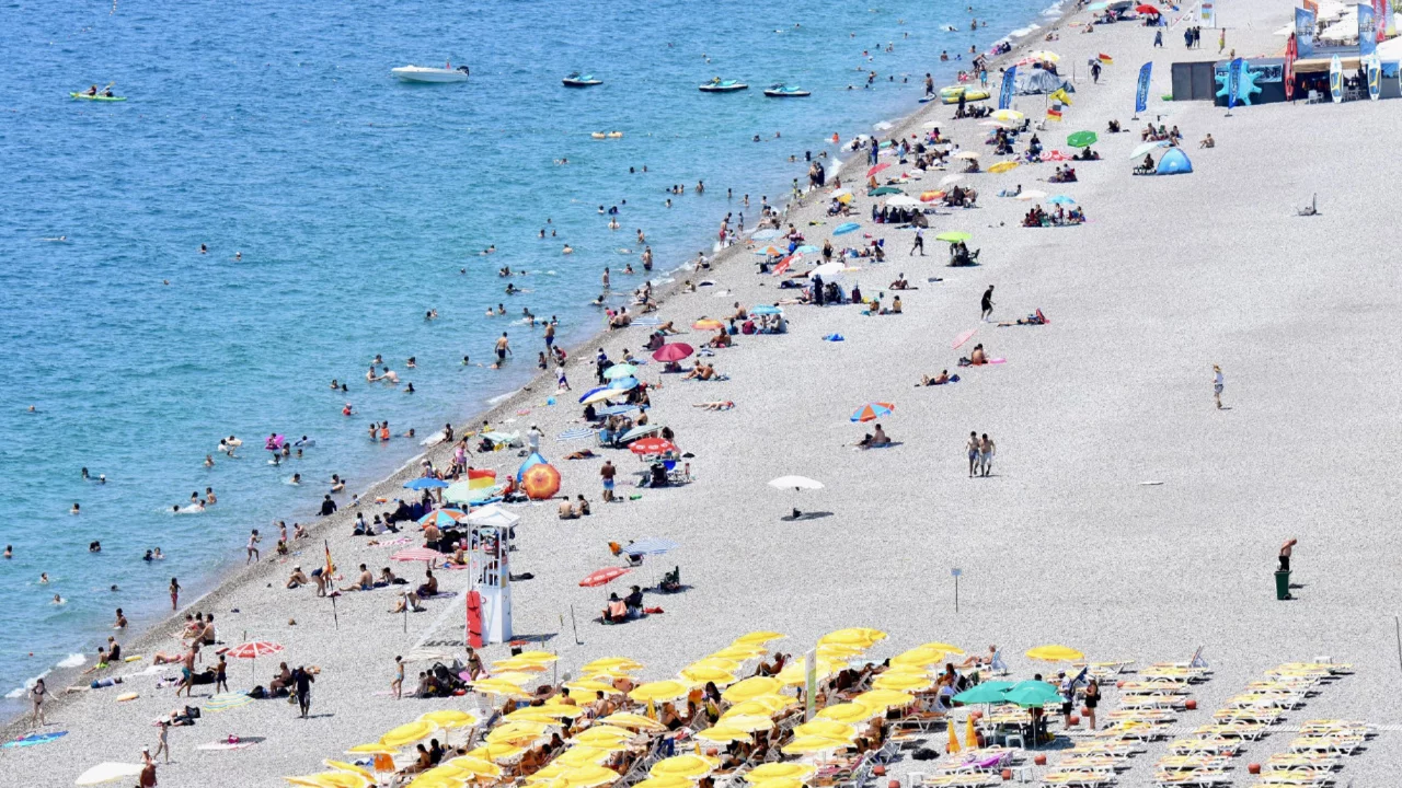 Antalya'da sıcak ve y&uuml;ksek nem sahilleri doldurdu: Konyaaltı Sahili'nde yoğunluk