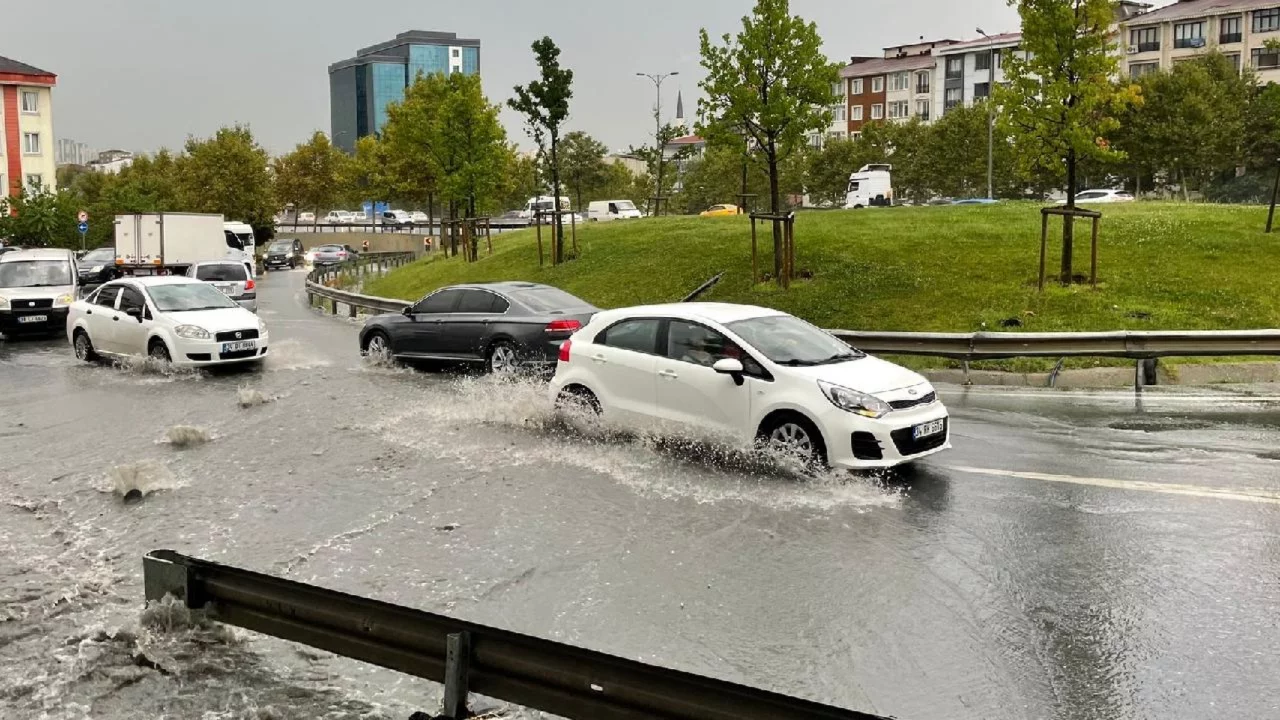 Meteoroloji'den İstanbul i&ccedil;in kuvvetli yağış uyarısı geldi!