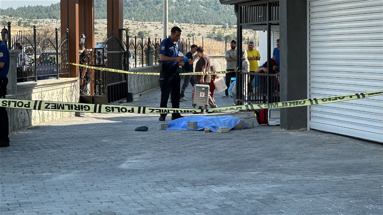 5'inci kattan düşen Alzheimer hastası kadın kurtarılamadı