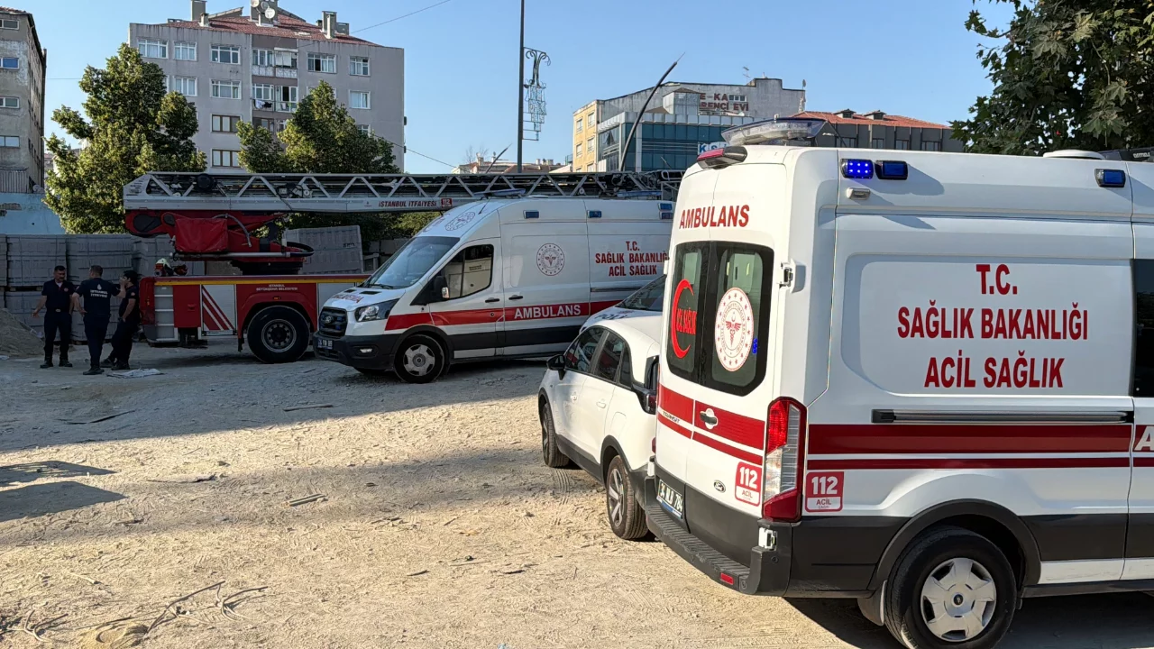 3 aydır maaş alamayan iş&ccedil;iler &ccedil;areyi inşaatın tepesine &ccedil;ıkmakta buldu