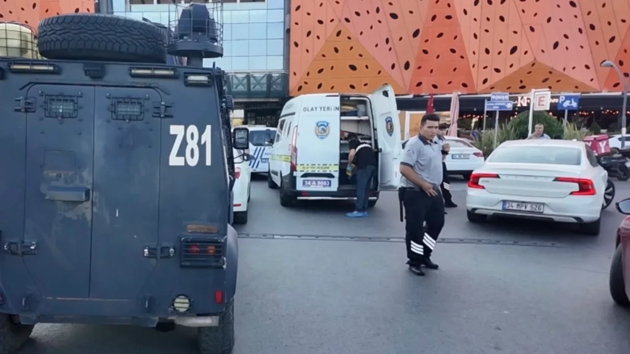 İstanbul'un g&ouml;beğinde AVM'ye silahlı saldırı! Yaralılar var...