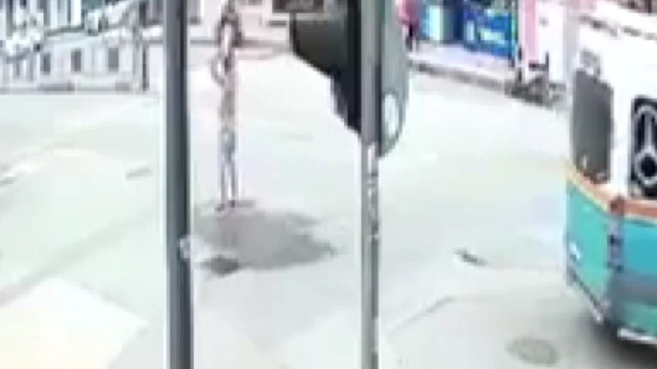 Cadde ortasında feci görüntüler! Engelli şahıs üzerine benzin döküp kendini yaktı...
