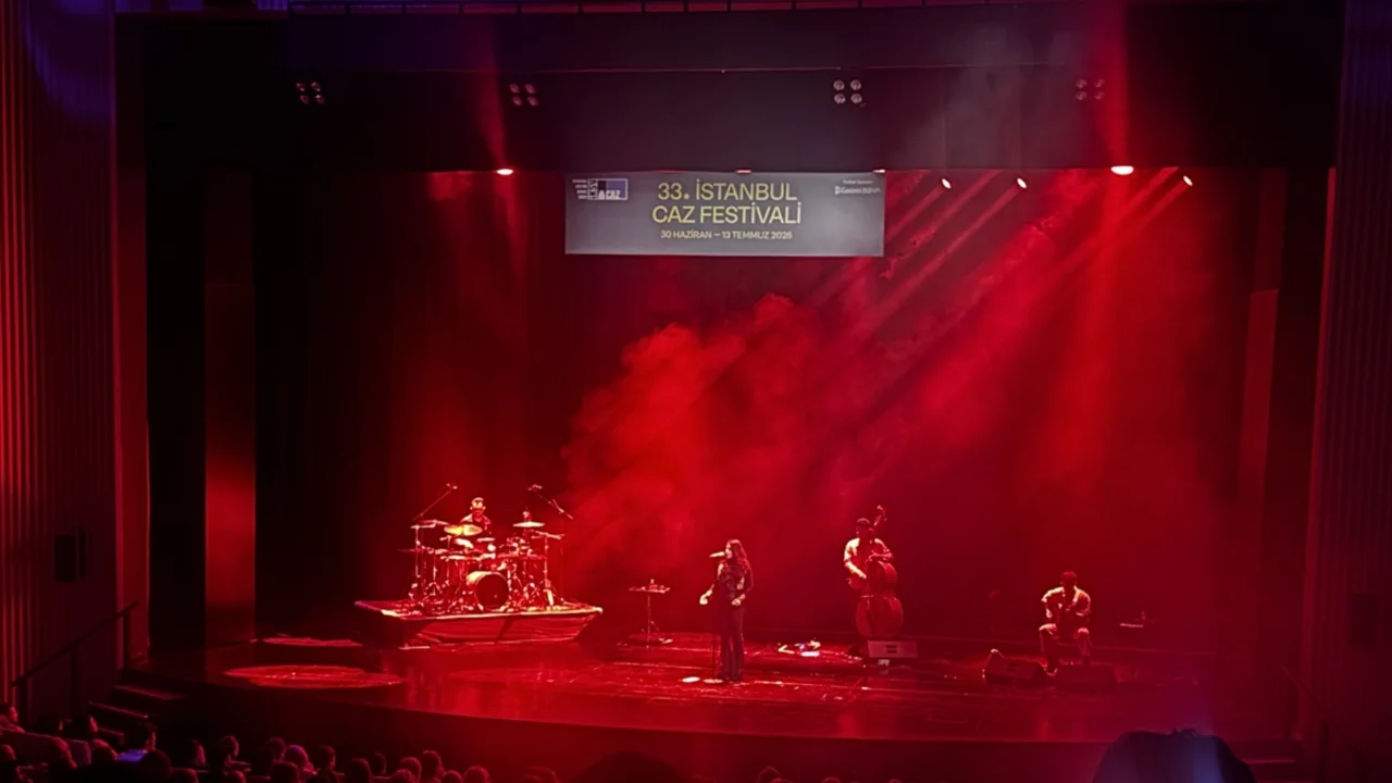 Grammy &ouml;d&uuml;ll&uuml; Arooj Aftab, İstanbul Caz Festivali'nde b&uuml;y&uuml;ledi!