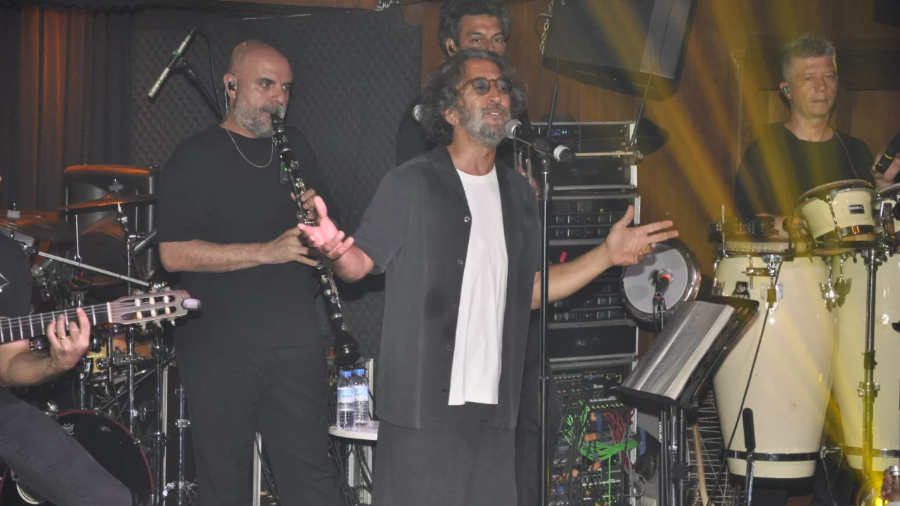 Fettah Can'ın Bongo Bar'daki performansı geceye damga vurdu